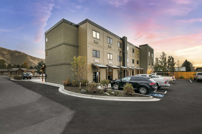 Exterior & Views 2, Silver Creek Hotel, Blaine