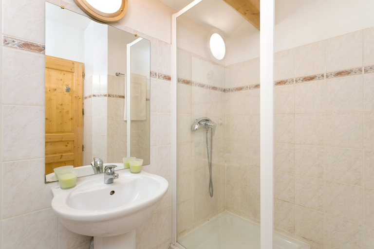 Bathroom 3, Madame Vacances Les Chalets D'Isola, Alpes-Maritimes