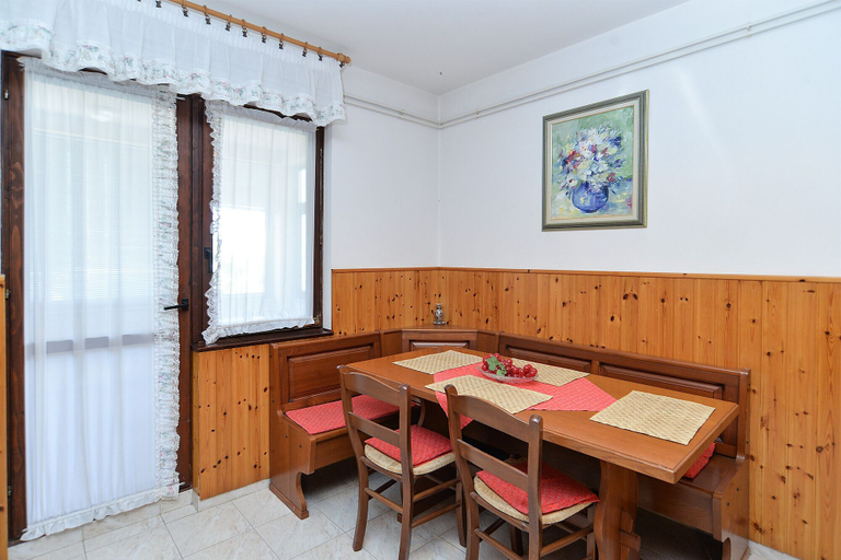 Food & Drinks, Apartment 531, Pula
