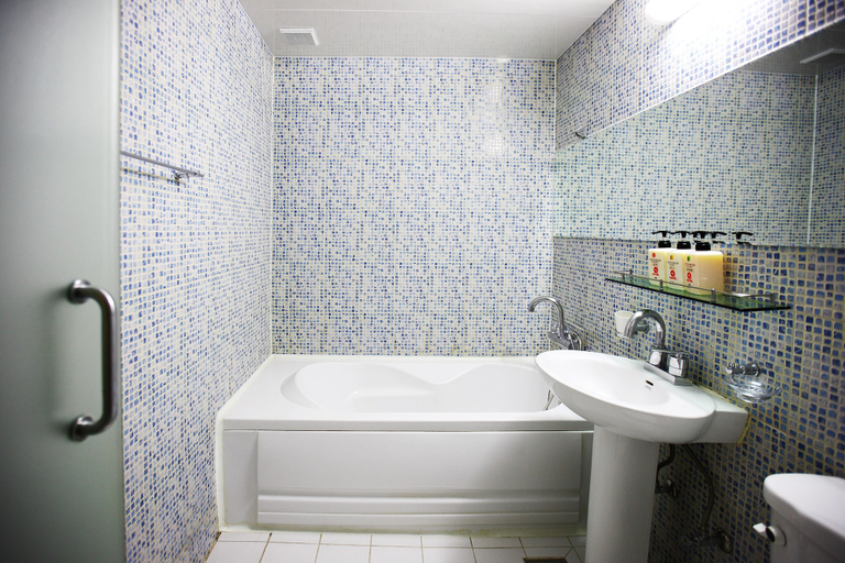 Bathroom 5, Q Hotel, Paju
