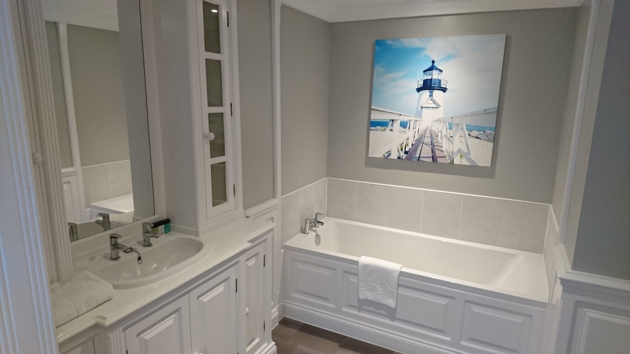 Bathroom 4, Angel Hotel, Surrey