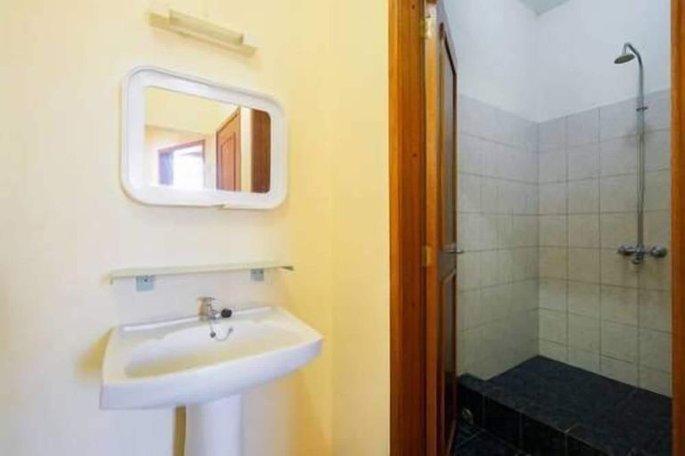 Bathroom 3, Allamanda Studios and Apartments