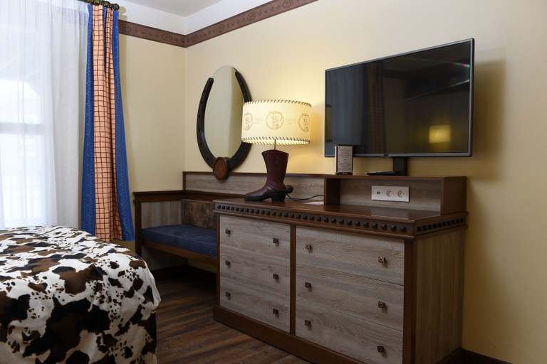 Bedroom 4, Disney Hotel Cheyenne, Seine-et-Marne