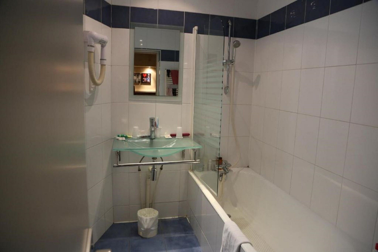 Bathroom 4, Grand Hotel Nouvel Opera, Paris