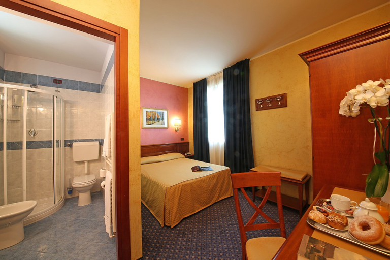 Bedroom 3, Hotel Abacus, Mantua
