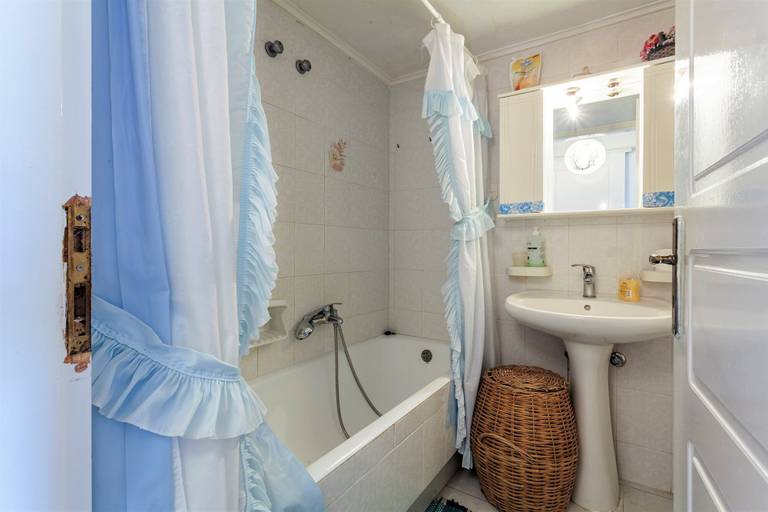 Bathroom 5, Bright Comfy Flat near Beach & City Center, Peloponnese
