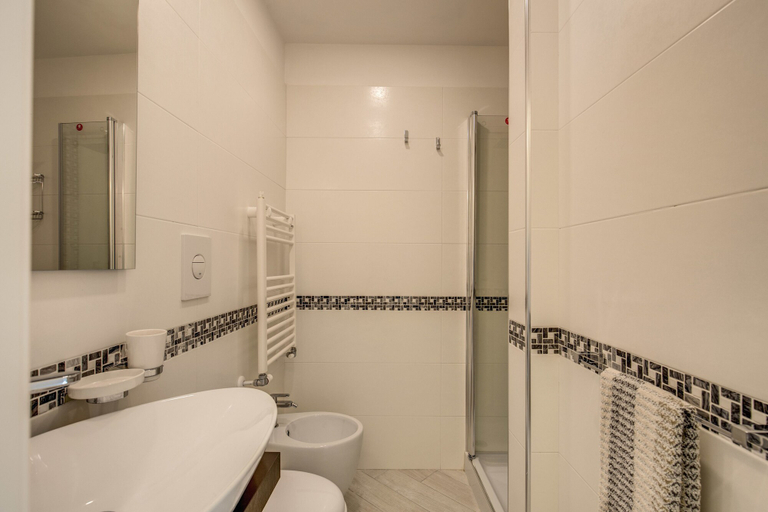 Bathroom 5, Residenza Costaguti, Rome