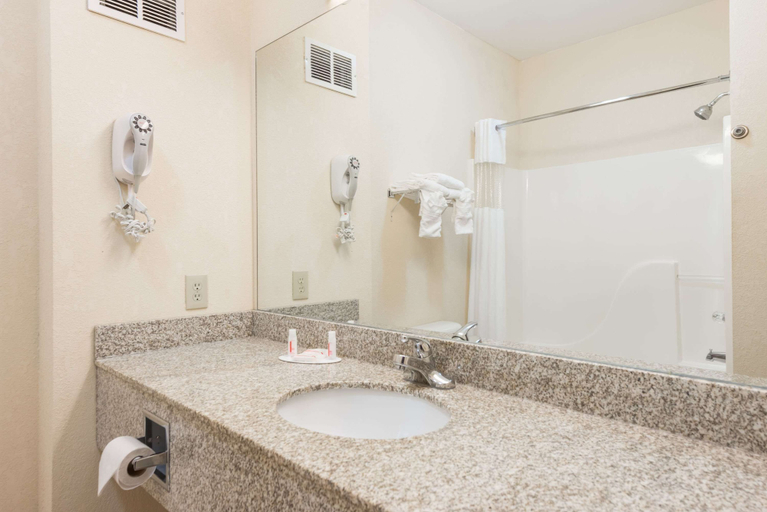 Bathroom 4, Super 8 by Wyndham St Robert Ft Leonard Wood Area, Pulaski