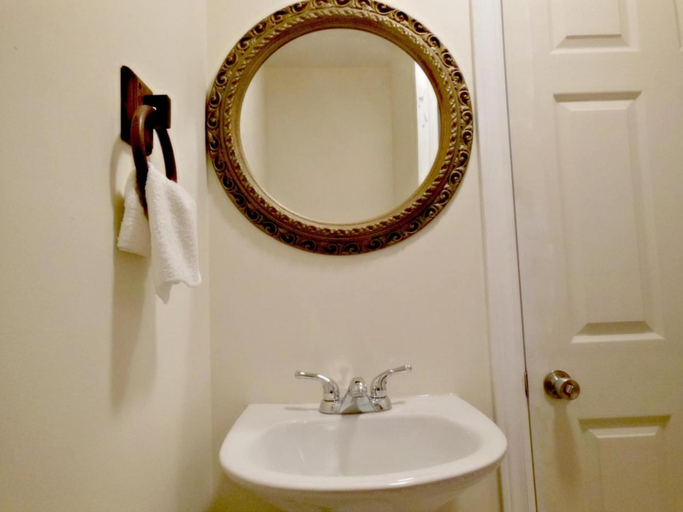 Bathroom 5, Le Grand Kent Motel, Chatham-Kent