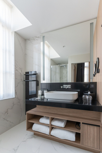 Bathroom 5, Les Trésorières, Indre-et-Loire