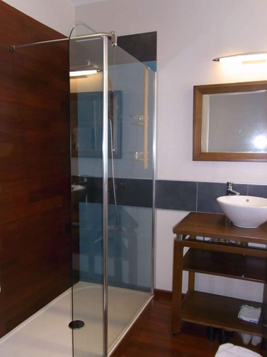 Bathroom 4, Hôtel des Rochers, Côtes-d'Armor