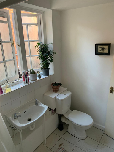 Bathroom 5, Charming 3-bed Apartment in London, London