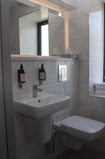 Bathroom 3, Baginbun Lodge