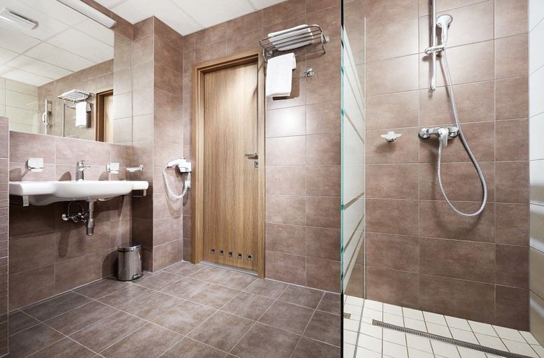 Bathroom 4, Slavyanskaya Hotel, Minsk