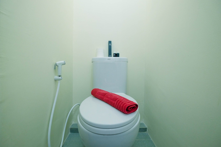 Bathroom 5, Homey Studio Apartment @ Bogorienze Resort By Travelio, Bogor
