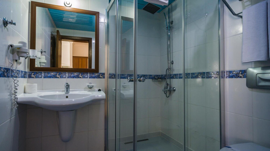 Bathroom 5, Karbel Hotel - All Inclusive, Fethiye