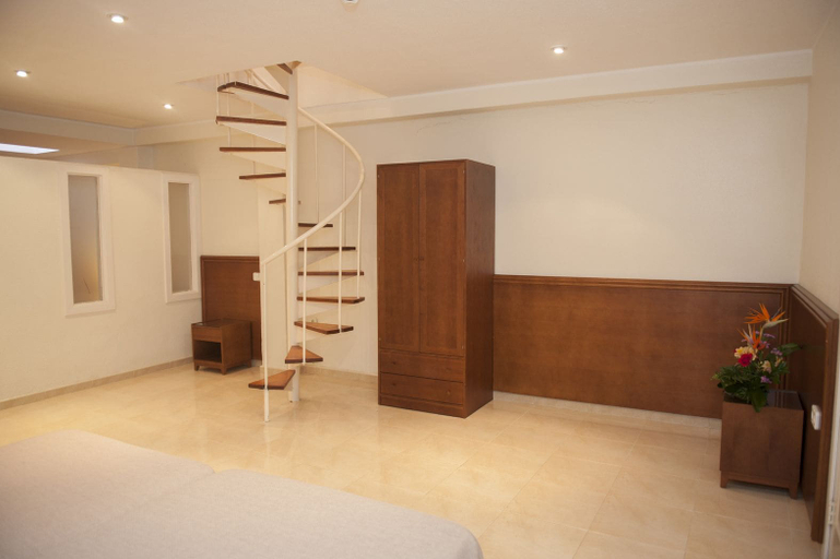 Bedroom 3, Lloyds Beach Club Aparthotel, Alicante