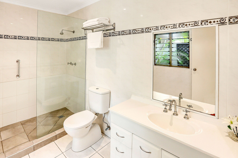 Bathroom 5, Cascade Gardens, Cairns