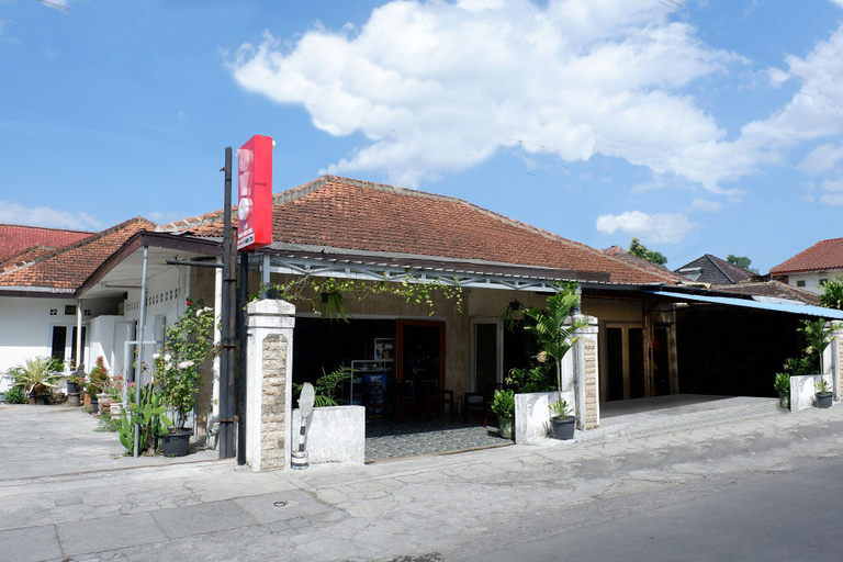 Exterior & Views 1, OYO 1196 Hotel Pura Puspa Rosa, Sleman