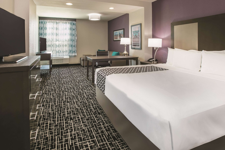 Bedroom 2, La Quinta Inn & Suites by Wyndham Dallas - Richardson, Dallas