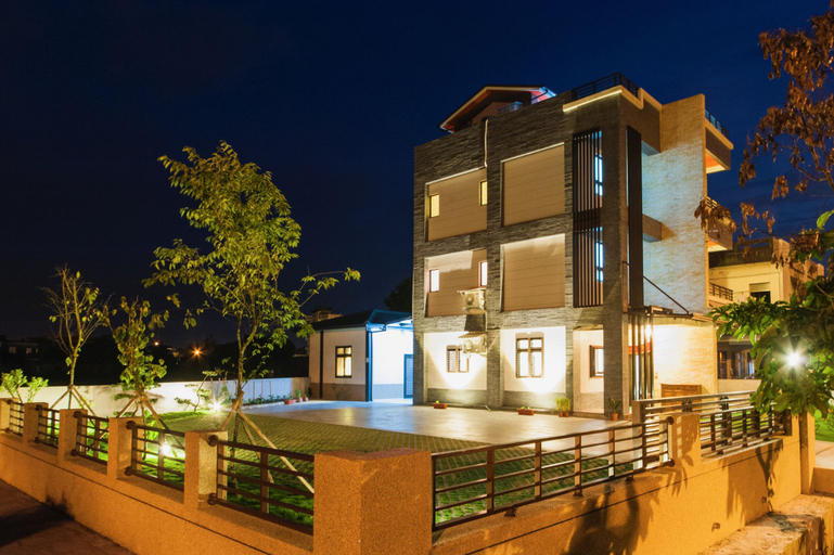 Exterior & Views