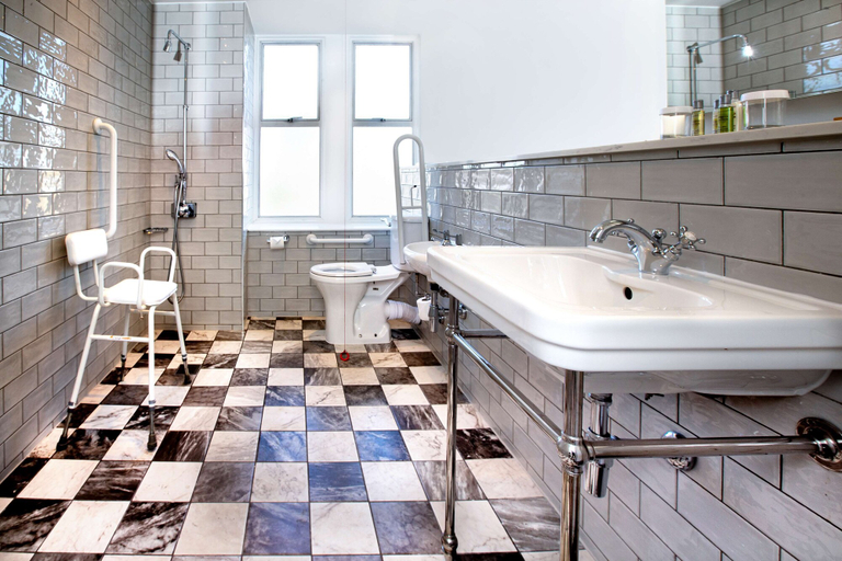 Bathroom 4, DoubleTree by Hilton Harrogate Majestic Hotel & Spa, North Yorkshire