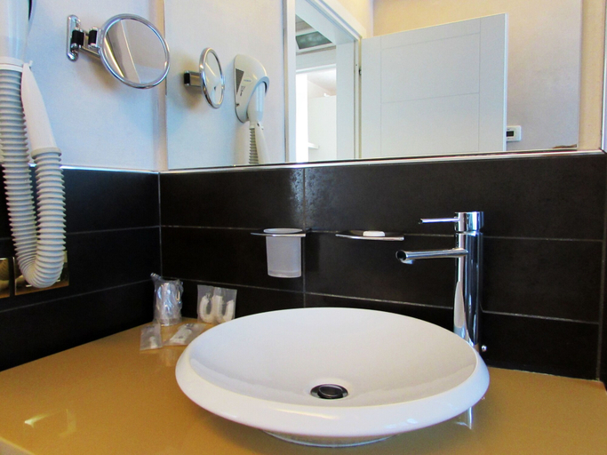 Bathroom 4, Hotel Dante Residence, Mantua
