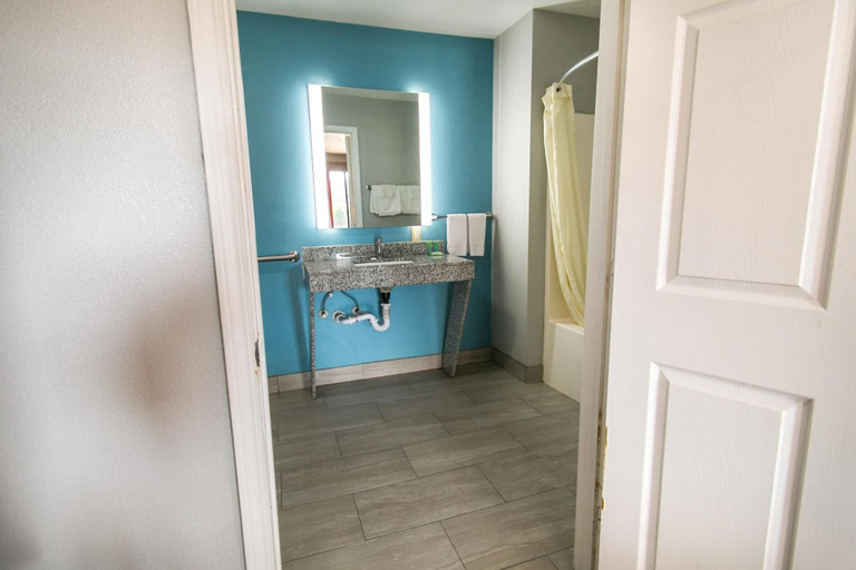 Bathroom 3, Jubilee Inn, Harrison