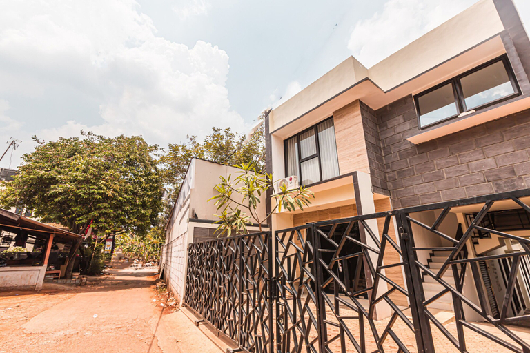 Exterior & Views 2, OYO 1742 Safa Alya, Bekasi