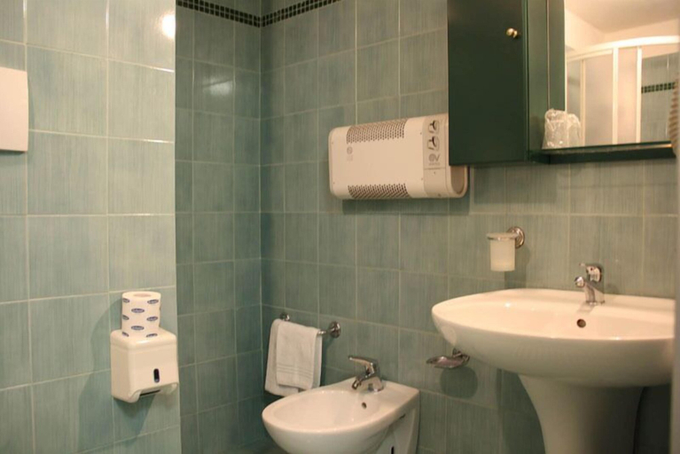 Bathroom 5, Hotel Sole, Teramo