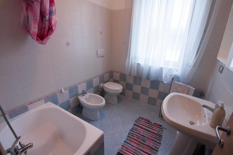 Bathroom 5, La Marina, Chieti