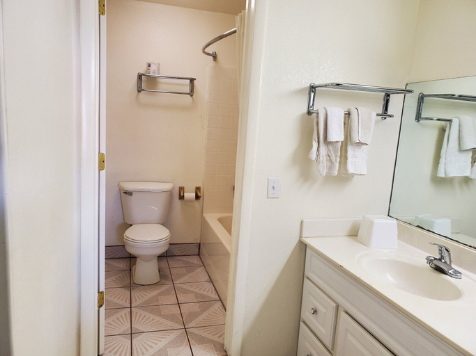 Bathroom 3, night Inn, Gila