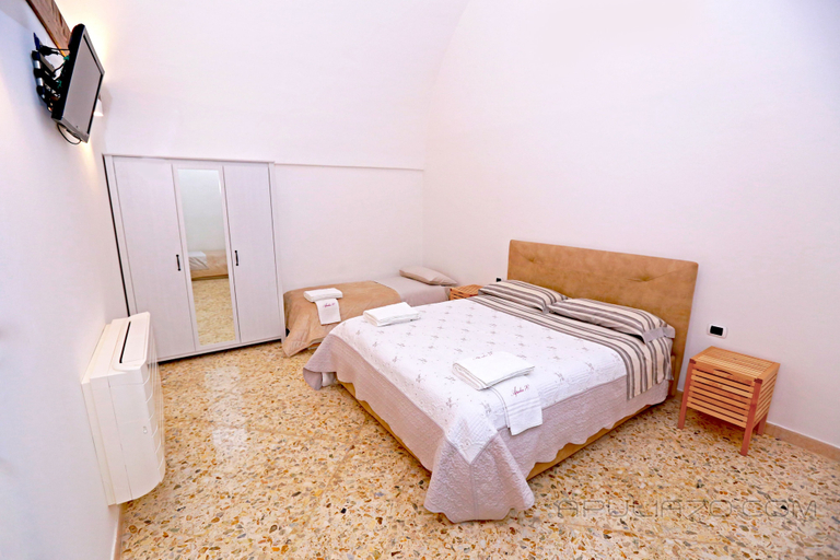 Bedroom 3, Apulia 70 Holidays, Bari
