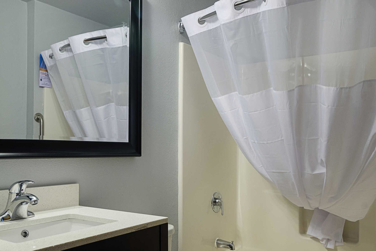 Bathroom 4, Quality Inn Seaside Oregon Coast, Clatsop