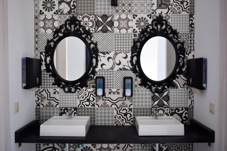 Bathroom 5, Ouril Agueda