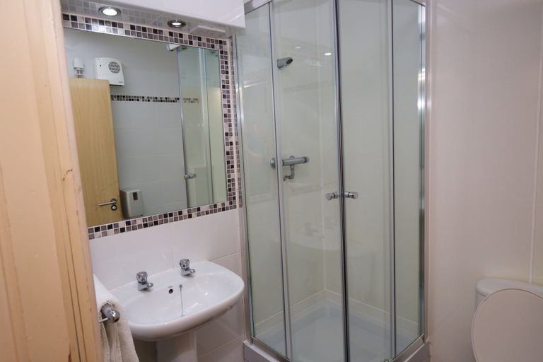 Bathroom 3, International Inn - Hostel, Sefton