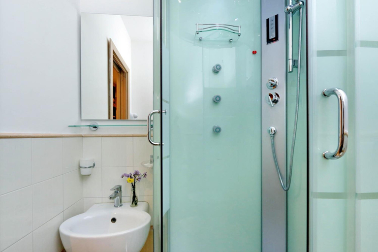 Bathroom 5, Gialli Vatican Guesthouse, Rome