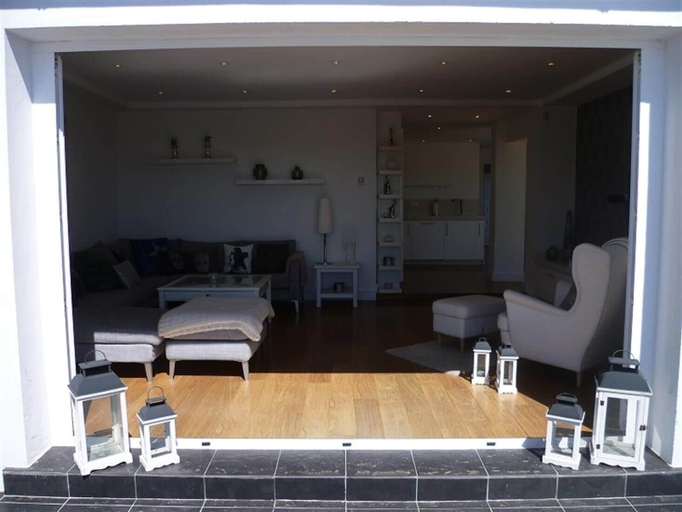 Others 5, Great Beach Side Villa – Semi Heated Pool, Málaga