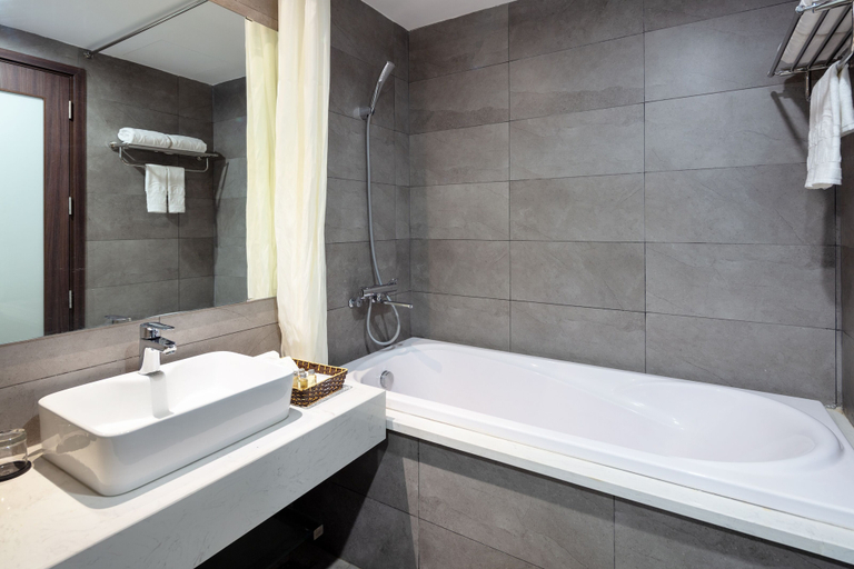 Bathroom 2, La Batisse Kim Ma Hotel, Ba Đình