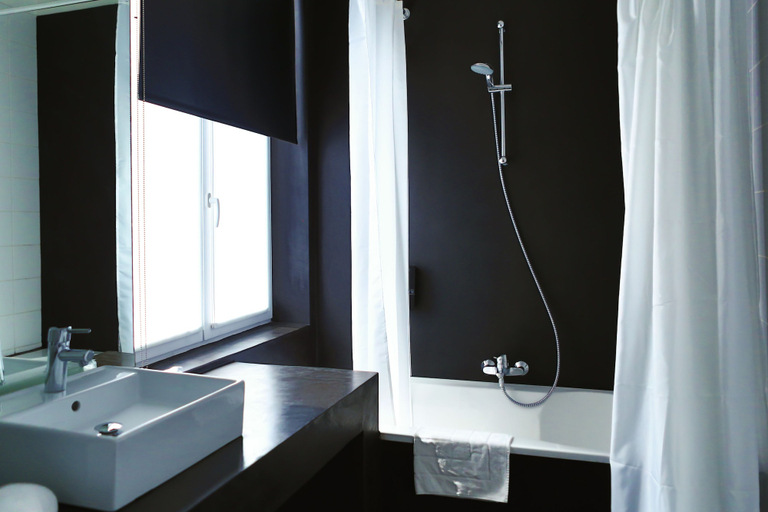 Bathroom 4, Saint James, Hainaut