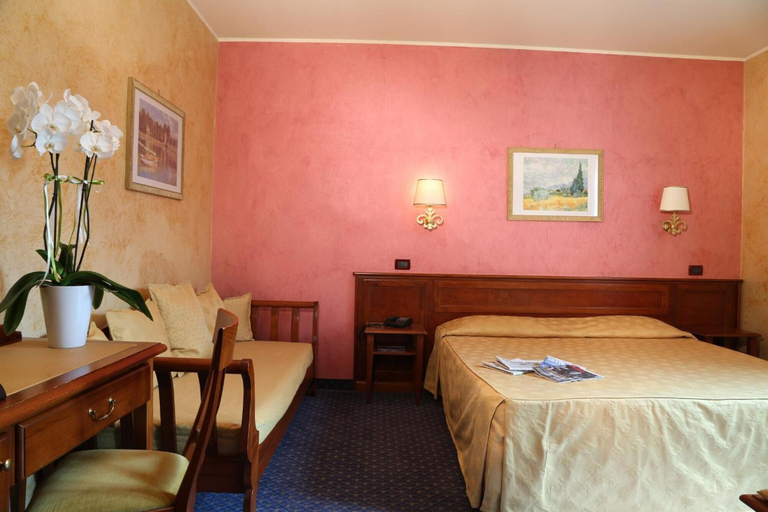 Bedroom 4, Hotel Abacus, Mantua