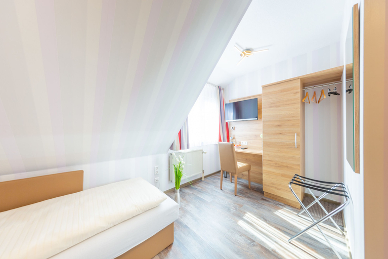 Bedroom 3, Hotel Reinhardtshof Garni, Esslingen