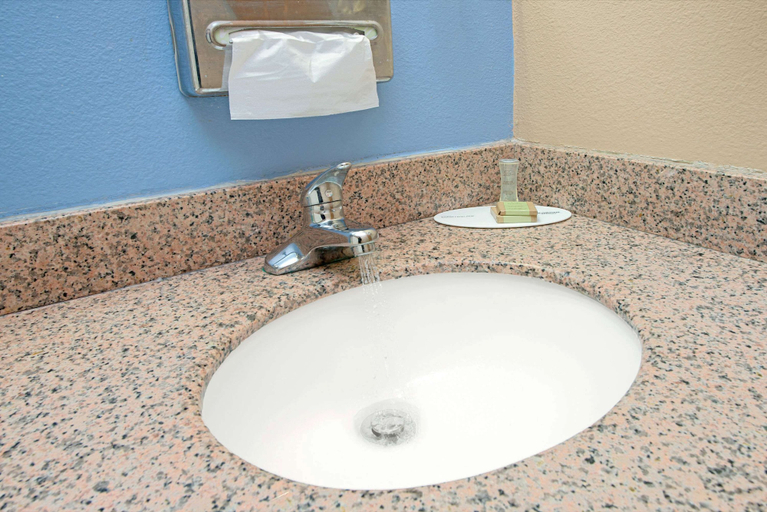 Bathroom 3, Super 8 by Wyndham Pontoon Beach IL/St. Louis MO Area, Madison