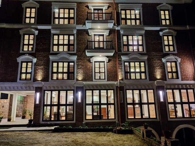 Exterior & Views
