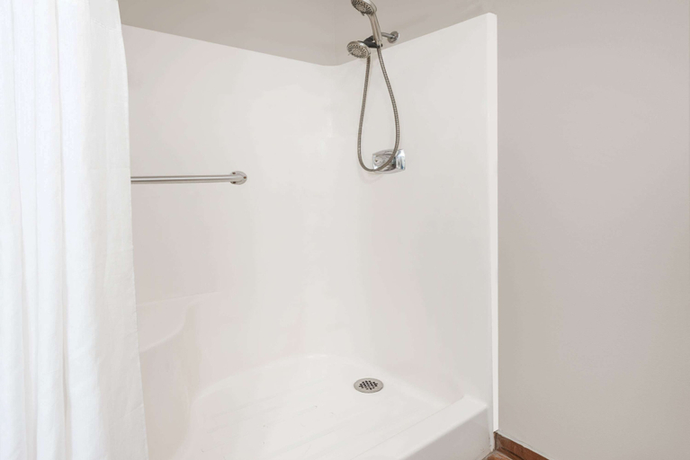 Bathroom 3, Super 8 by Wyndham Warrensburg, Johnson