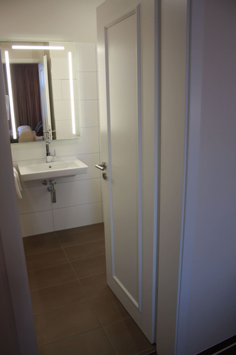 Bathroom 4, Mr.& Mrs. President, Erfurt