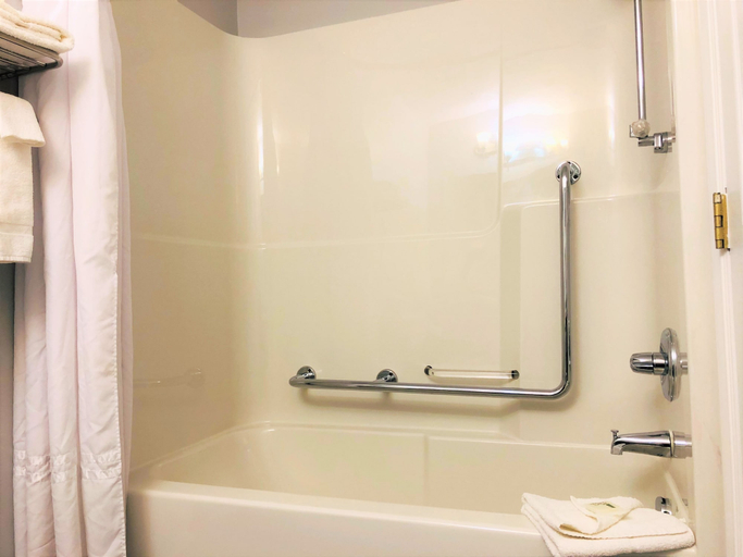 Bathroom 3, Days Inn by Wyndham Kamloops BC, Thompson-Nicola