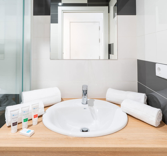 Bathroom 5, Hotel Concheiros, A Coruña