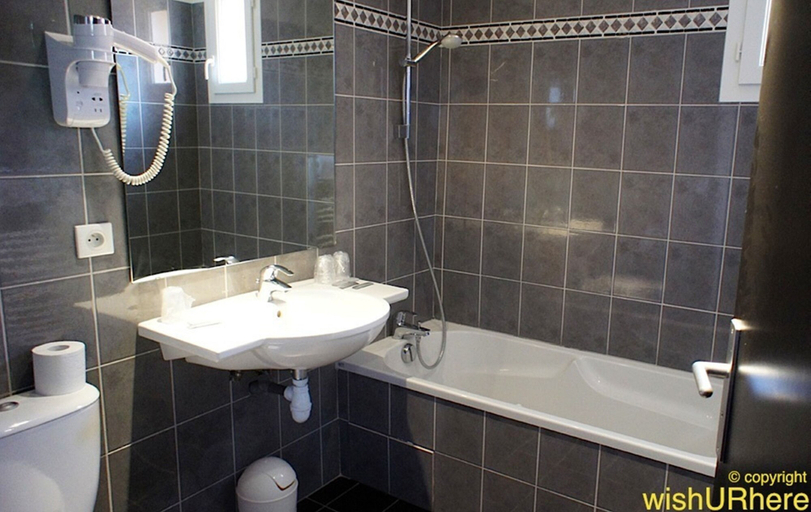 Bathroom 3, Hôtel Alliance Lourdes, Hautes-Pyrénées