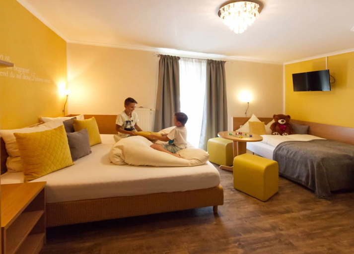Bedroom 4, Gästehaus Zehmerhof, Erding